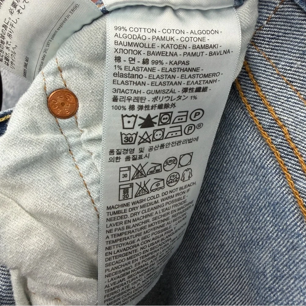 Levi's 501 Original Fit Jeans in a Classic Medium Wash Blue Denim 33W 30L